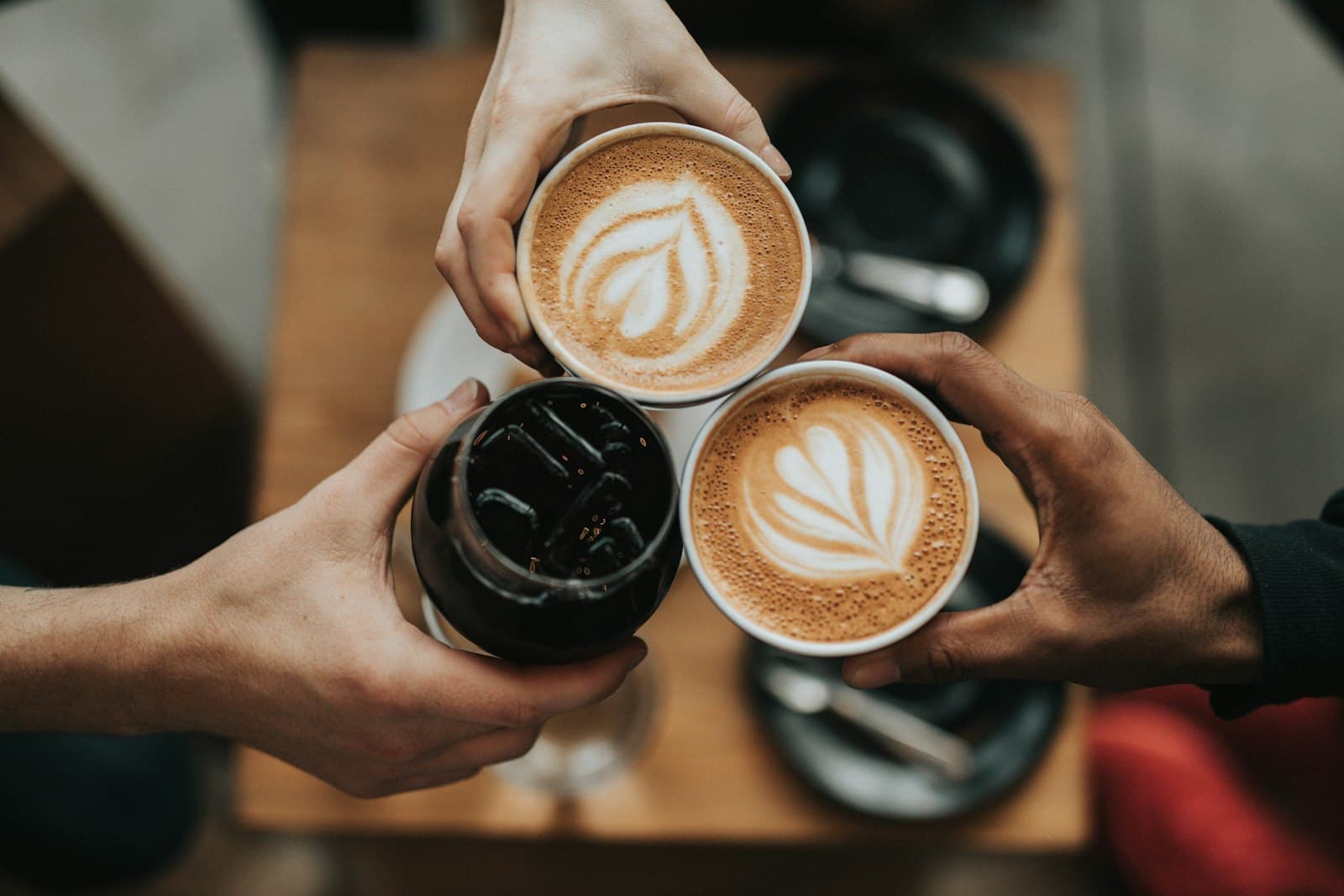 Frisch zubereitete Kaffeespezialitäten aus dem Kaffeeautomaten