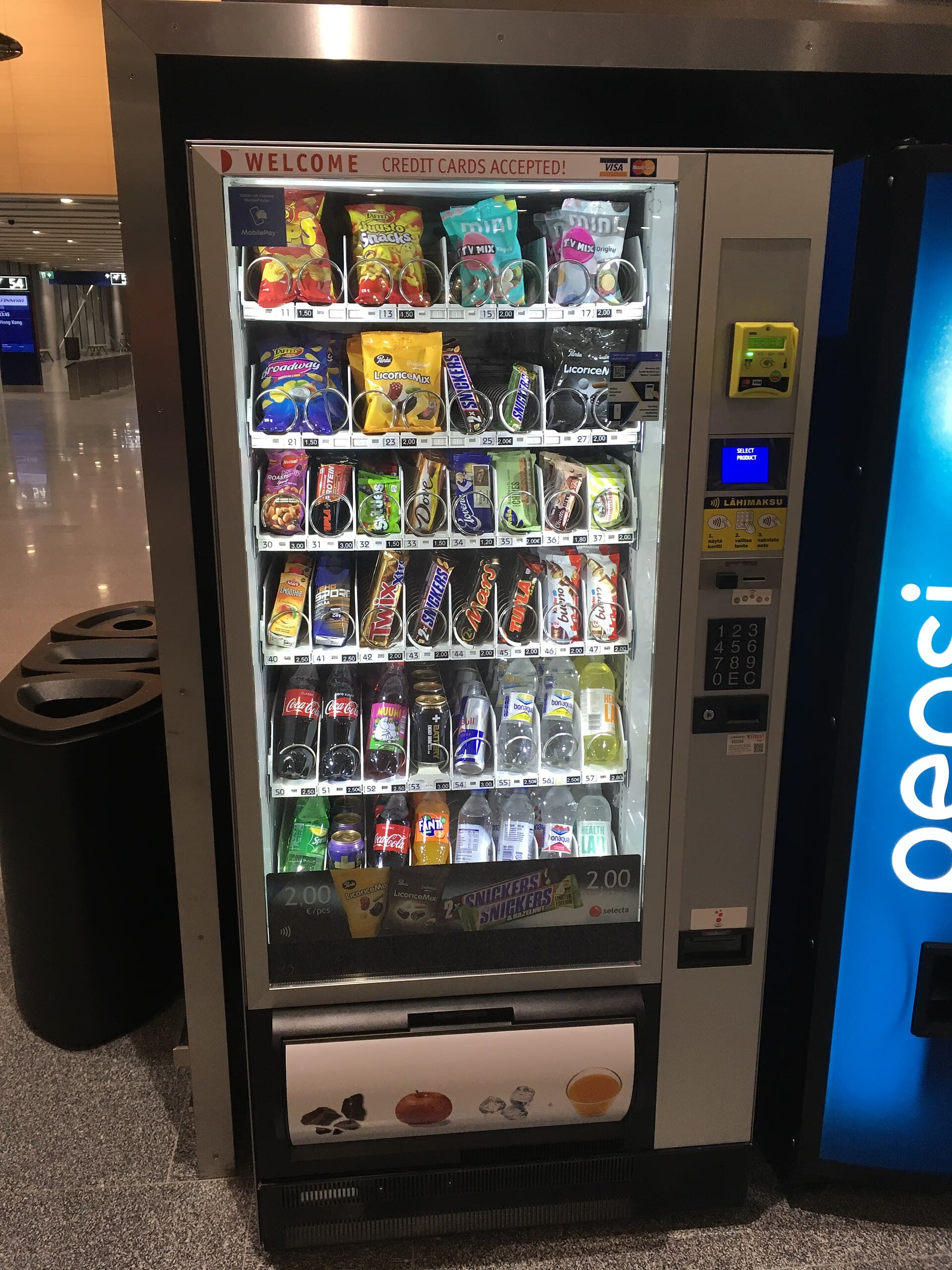 Kombiautomat mit Snacks und Getränken
