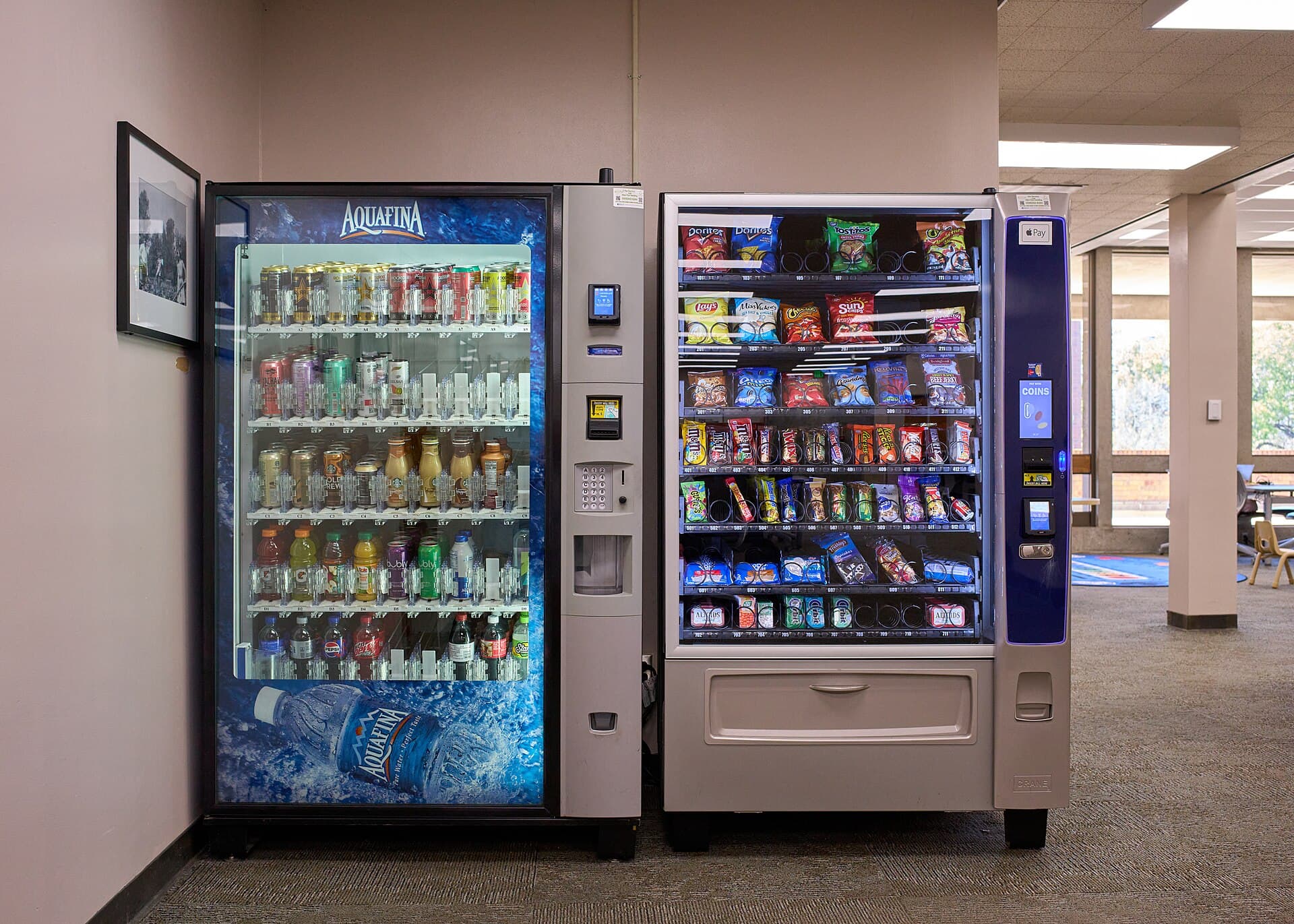 Getränke- und Snackautomat von CT Vending in einem hellen Gebäudeflur